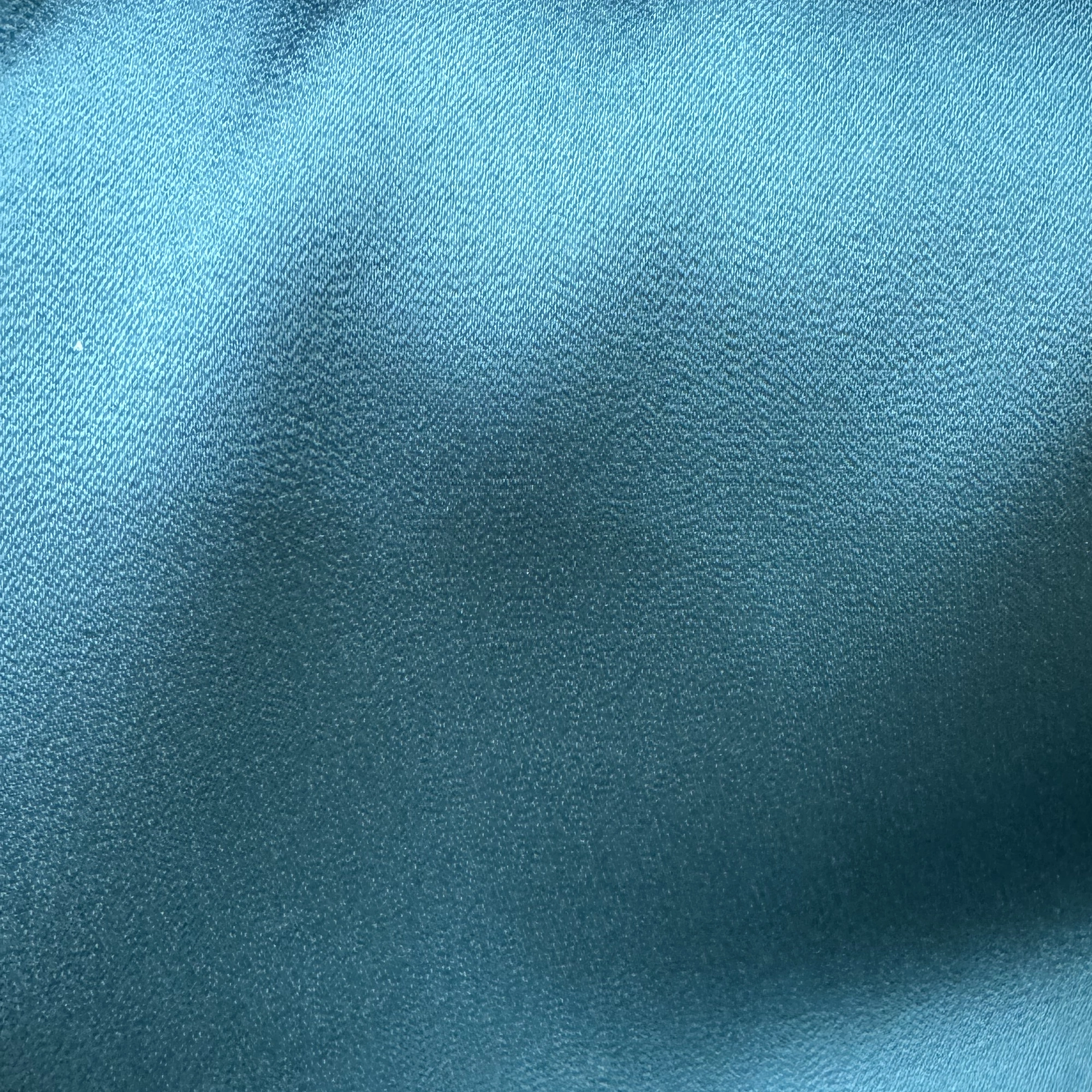 Tejido en azul turquesa con brillo suave