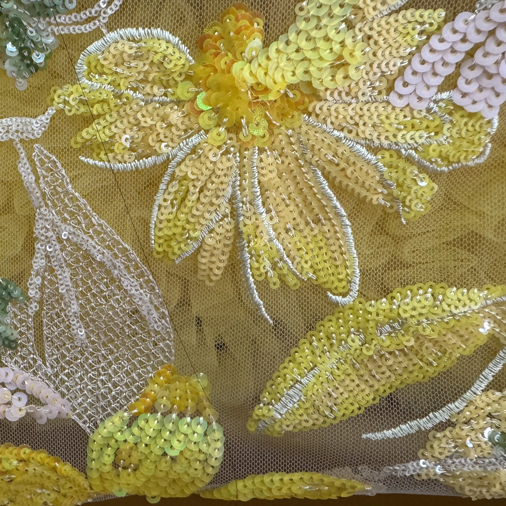 Tul amarillo bordado con flores de lentejuelas y hilo plateado