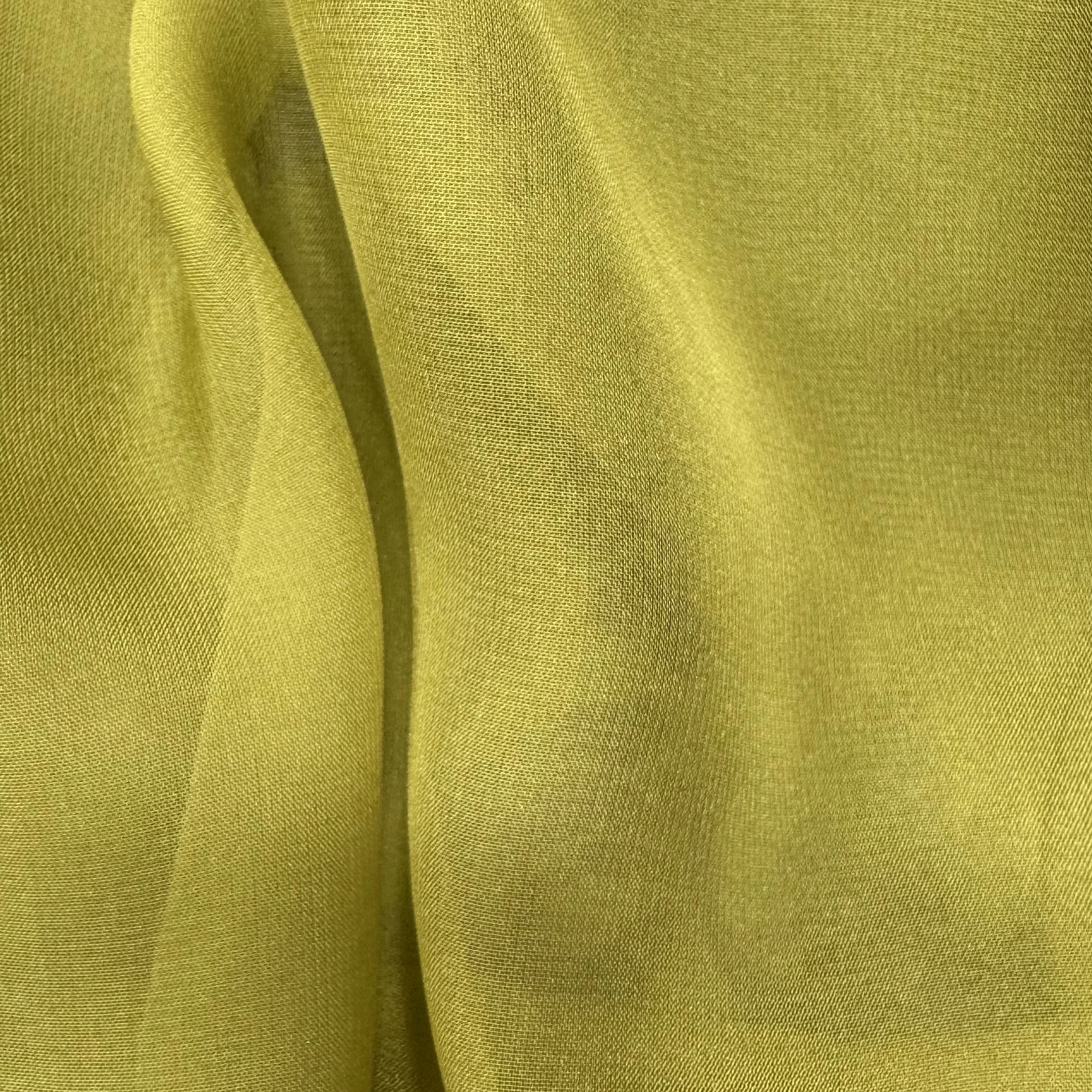 Tejido liso en verde lima, con un pliegue