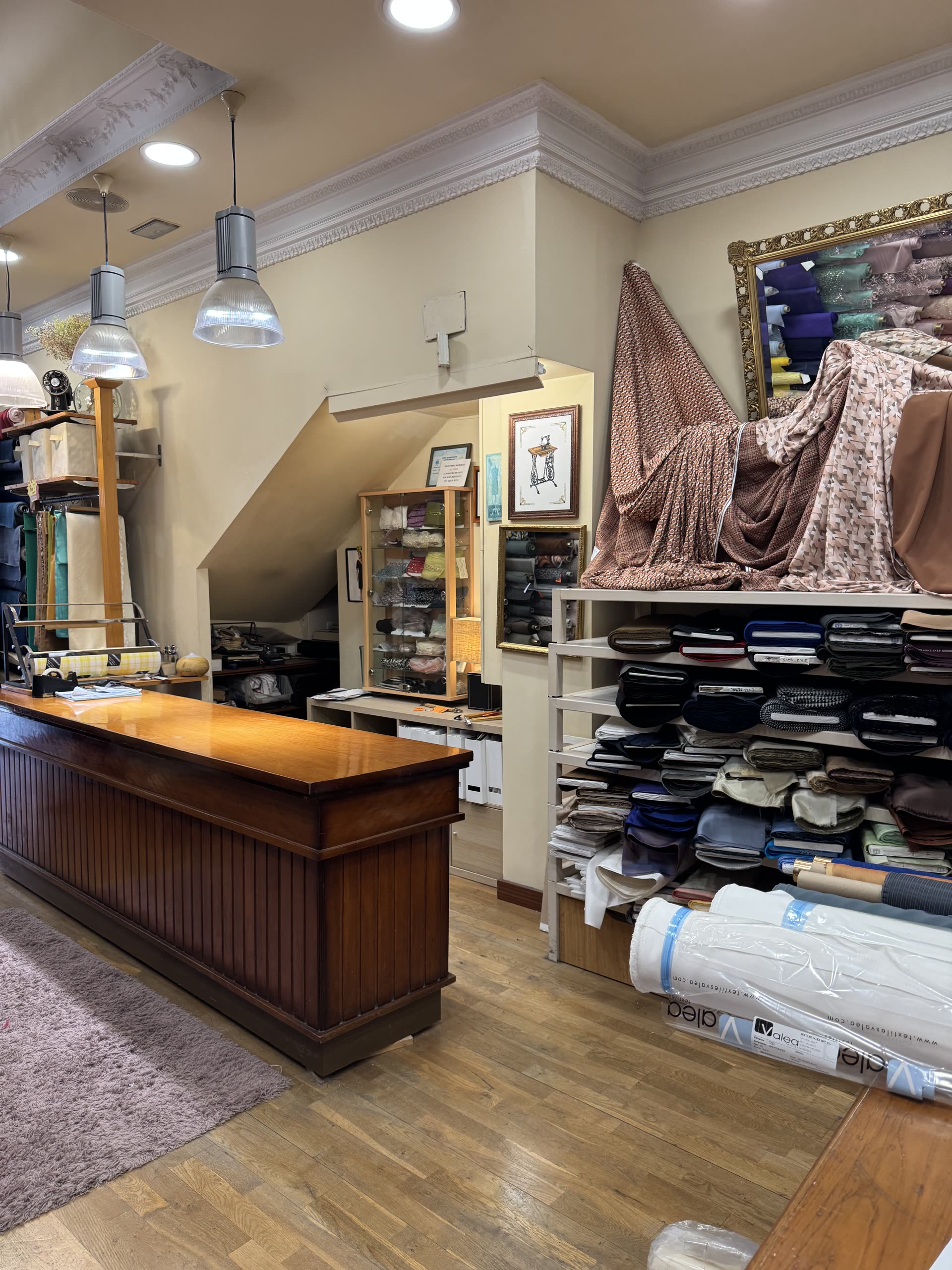Mostrador de madera maciza de Cregasa Tejidos, con la tienda al fondo