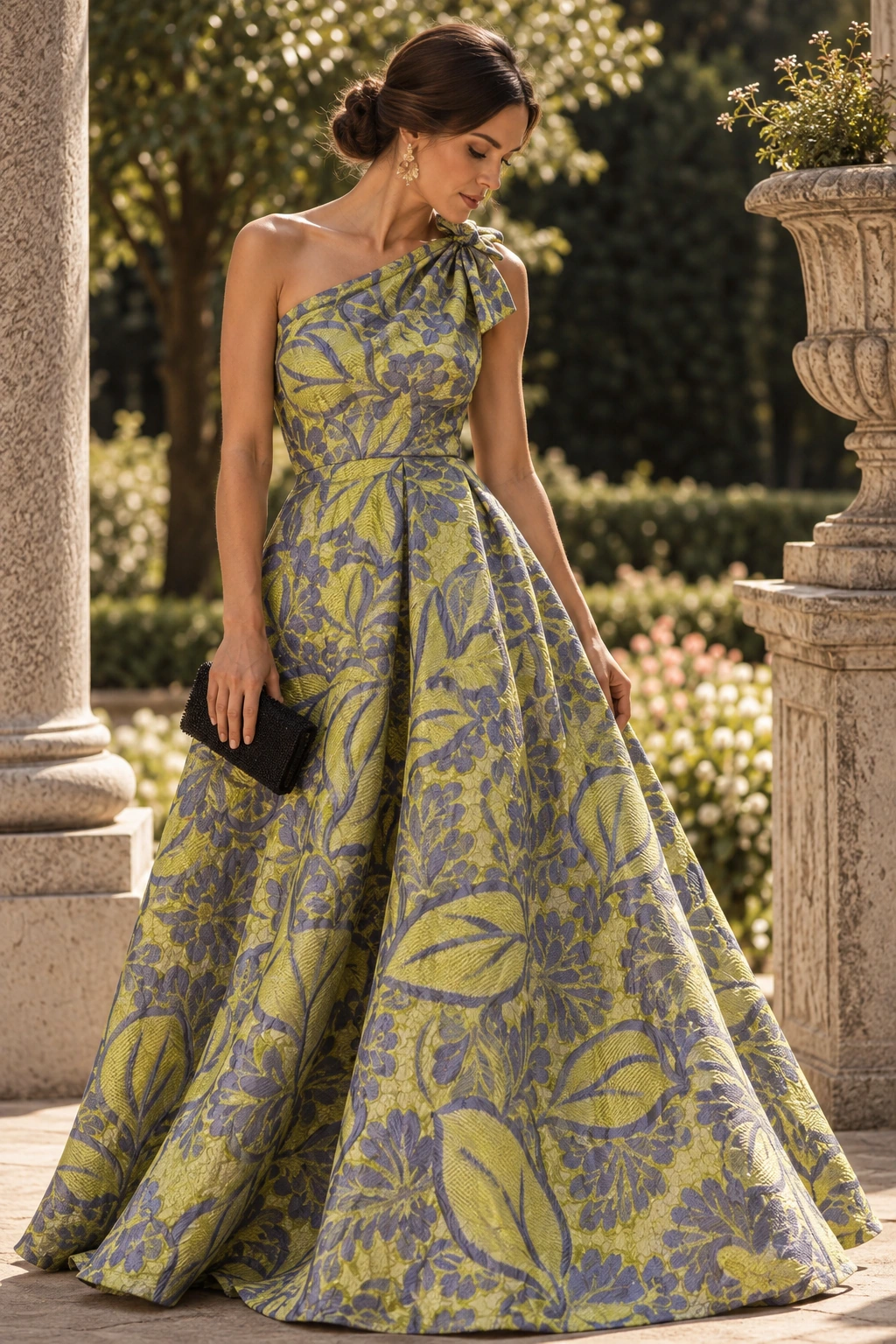 Invitada con vestido largo de un solo hombro en jacquard floral verde lima y lila, en un jardín